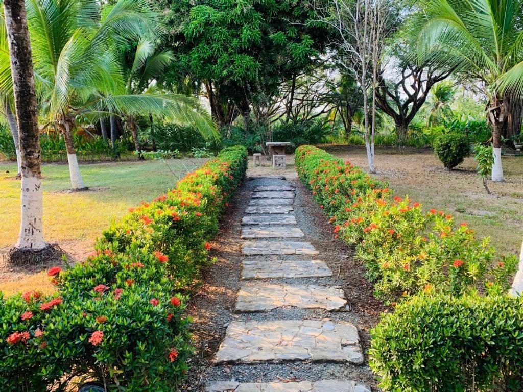 Hotel Getaways At Pueblo Real Quepos Exterior foto