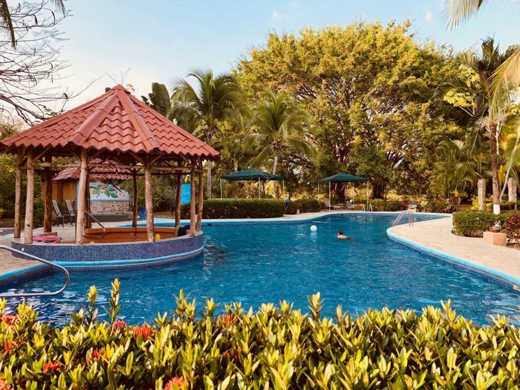 Hotel Getaways At Pueblo Real Quepos Exterior foto